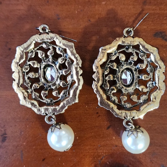 Elegant Costume Gold, Purple And Pearl Earrings - Picture 4 of 4